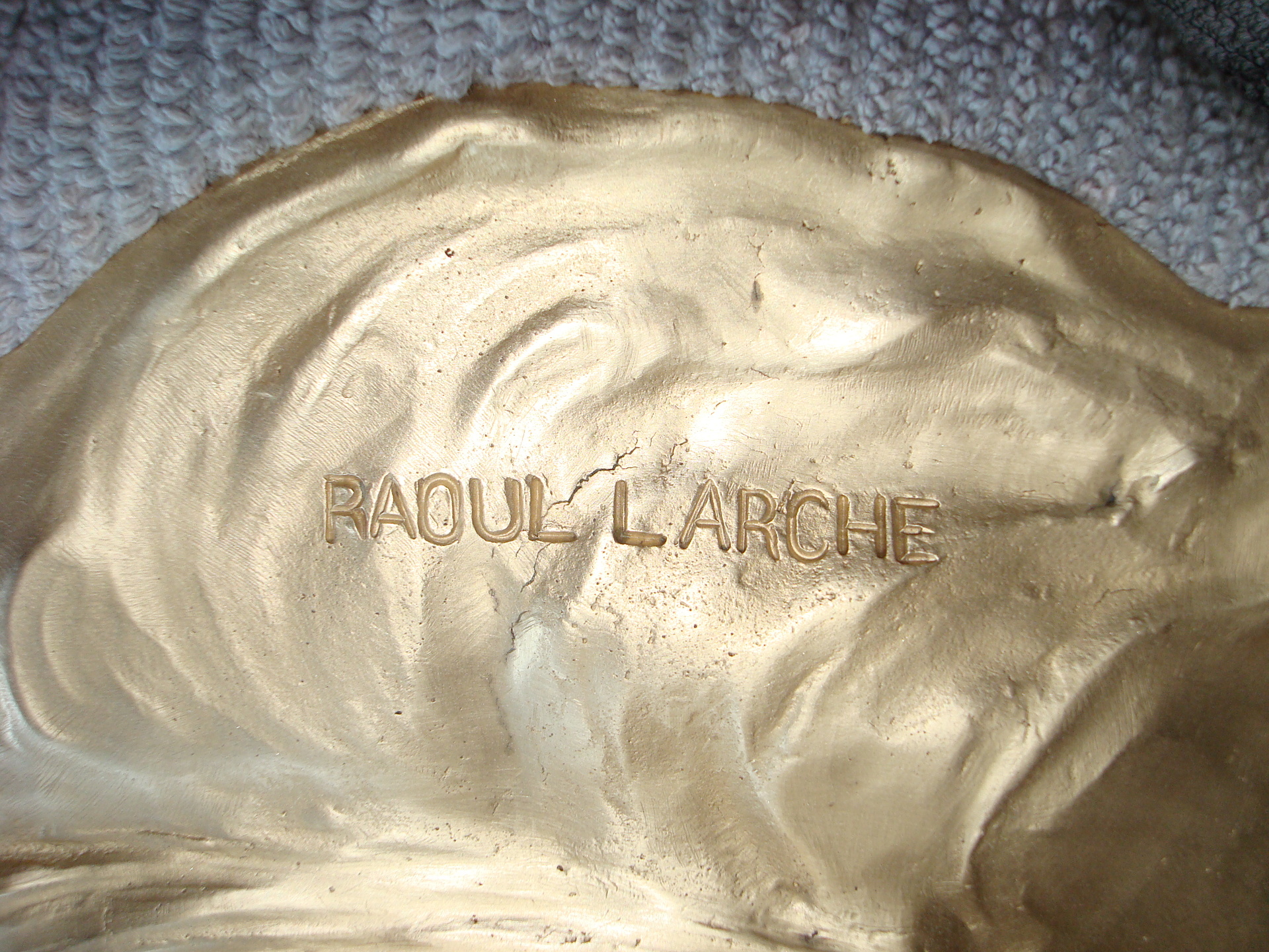 Raoul Larche Figur um 1900, Detailansicht Schriftzug