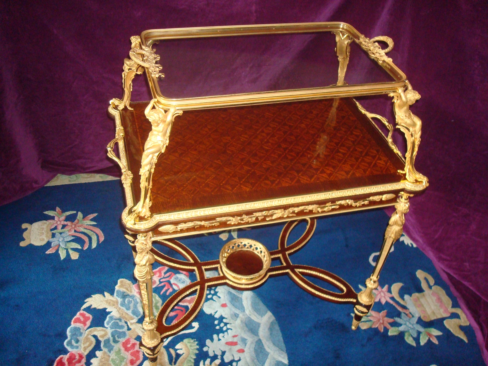 Beistelltisch von Franz Linke, Vorderansicht 