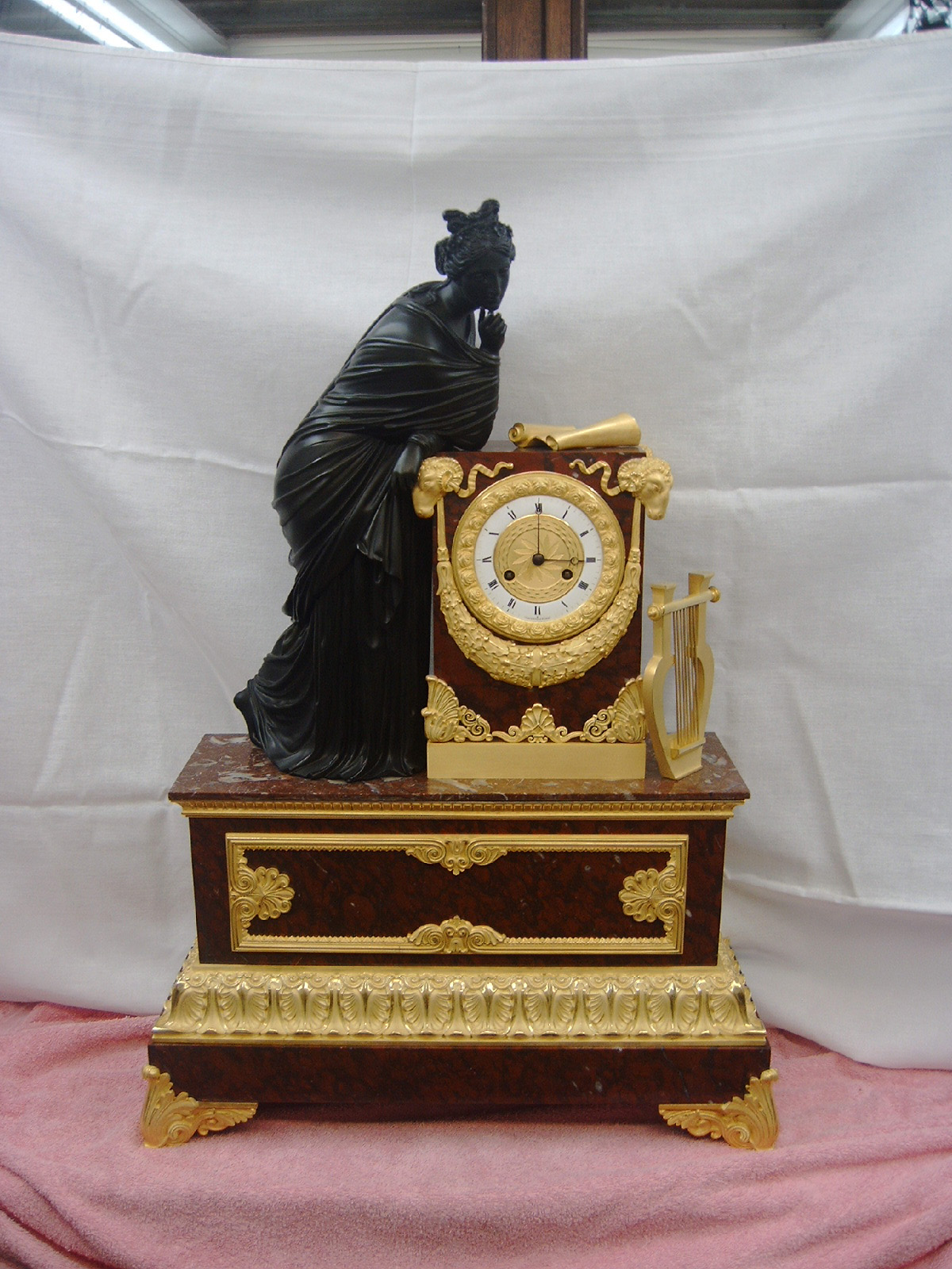 Empire Uhr, Vorderansicht 