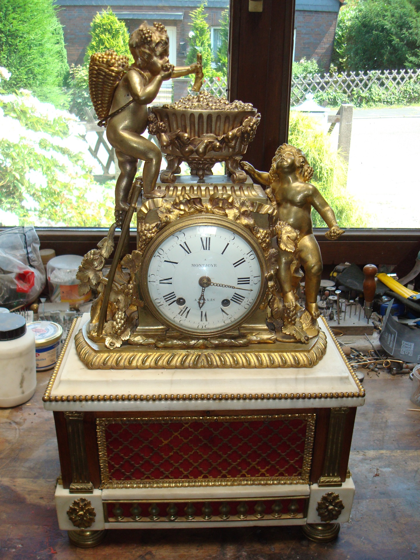 Ludwig XVI Glockenspiel Uhr mit Bachusmotiv, Vorderansicht